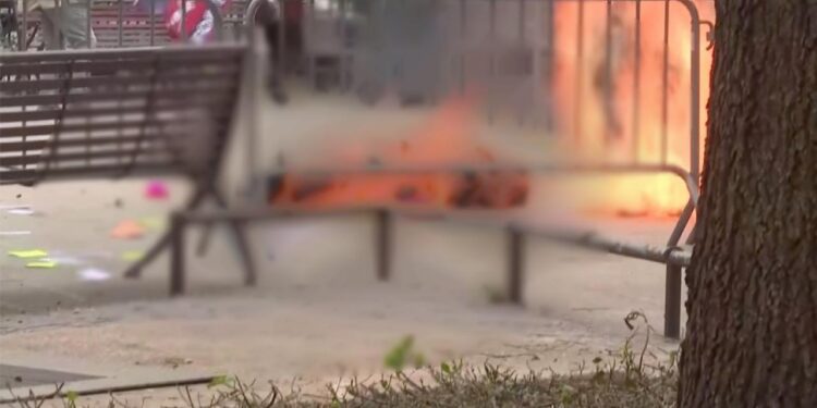 Trump'ın duruşmasının yapıldığı mahkemenin önünde bir kişi kendini ateşe verdi