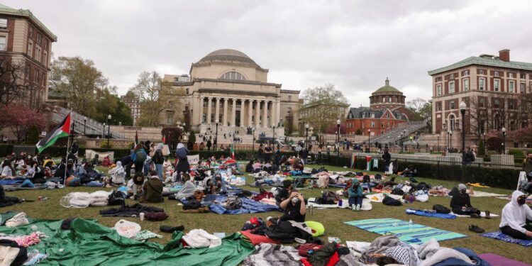 Columbia Üniversitesi'nde öğrenciler Gazze için kampüste sabahladı