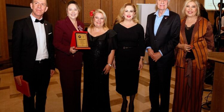 Sibel Tatar, “Selvi Boylum Al Yazmalım, Yeşilçam Müzikleri Konseri”ni izledi