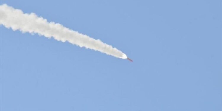 Husiler, ABD ve İngiltere'nin başkent Sana'ya 6 hava saldırısı düzenlediğini duyurdu