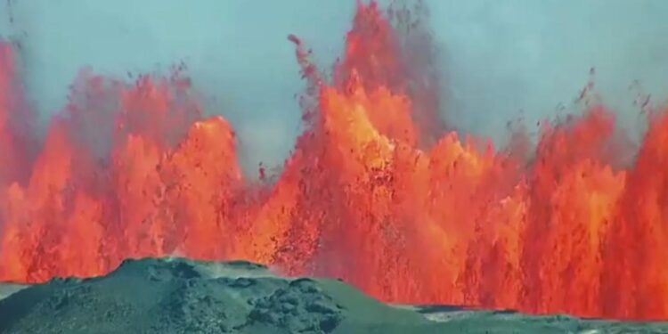 İzlanda'nın Reykjanes Yarımadası'nda bu yıl 4. yanardağ patlaması