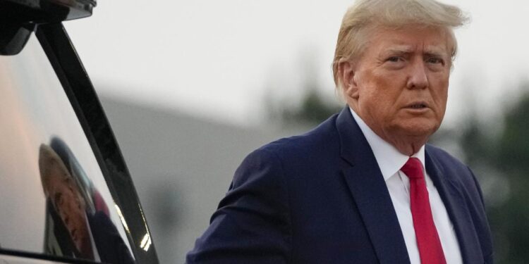 Trump'a sus payı davasında konuşma yasağını ihlalden 9 bin dolar para cezası