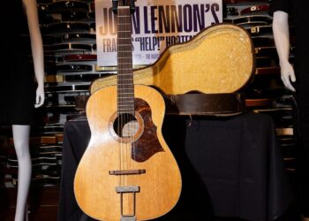 John Lennon'un 50 yıllık kayıp gitarı 2,9 milyon dolara alıcı buldu