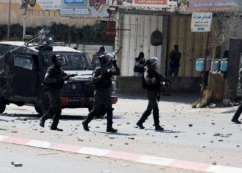 İsrail askerleri işgal altındaki Batı Şeria'da 20 Filistinliyi gözaltına aldı