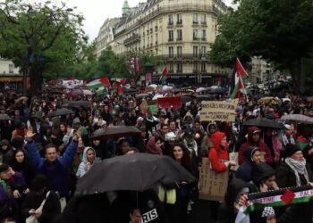 Paris'te on binlerce kişi Gazze'ye destek için yürüdü