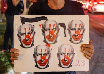 İsrailli esirlerin yakınlarından hükümete Gazze'deki esirleri terk etmeyi seçtikleri suçlaması