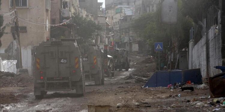 İsrail ordusunun Batı Şeria'nın kuzeyinde saldırı düzenlediği Tulkerim'de bir evde yangın çıktı