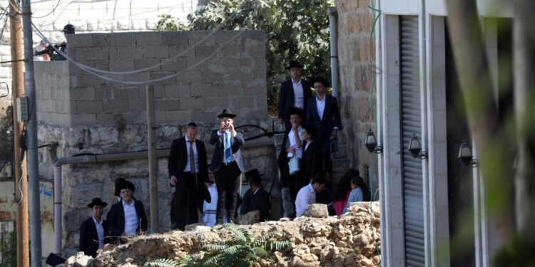 Filistin topraklarını gasbeden İsrailliler, El Halil kentine baskın düzenledi