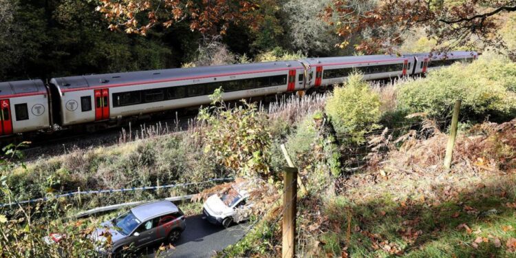 Galler'de iki tren kafa kafaya çarpıştı