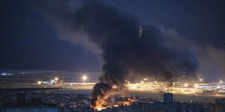 Katil İsrail ordusunun tahliye duyurusunun ardından Beyrut'ta şiddetli patlamalar oldu