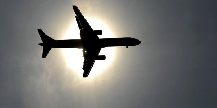 ABD'den Haiti'ye giden yolcu uçağı, inişe geçtiği sırada kurşunların hedefi oldu
