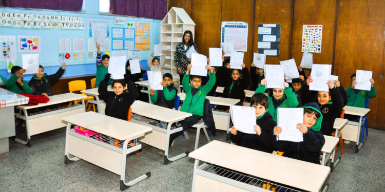İlk ve orta dereceli okullarda  karneler verildi..Şubat tatili başladı