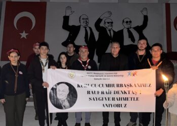 Kıbrıs Türk İzcilik Federasyonu,izci gençlerle birlikte Kurucu Cumhurbaşkanı Denktaş’ın ölüm yıldönümü dolayısıyla kabri başında meşaleli anma töreni gerçekleştirdi