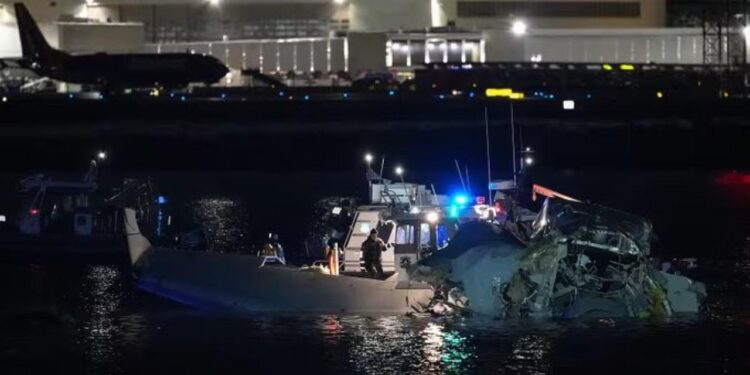 ABD'deki uçak kazası sırasında kule personel sayısının yetersiz olduğu belirtildi